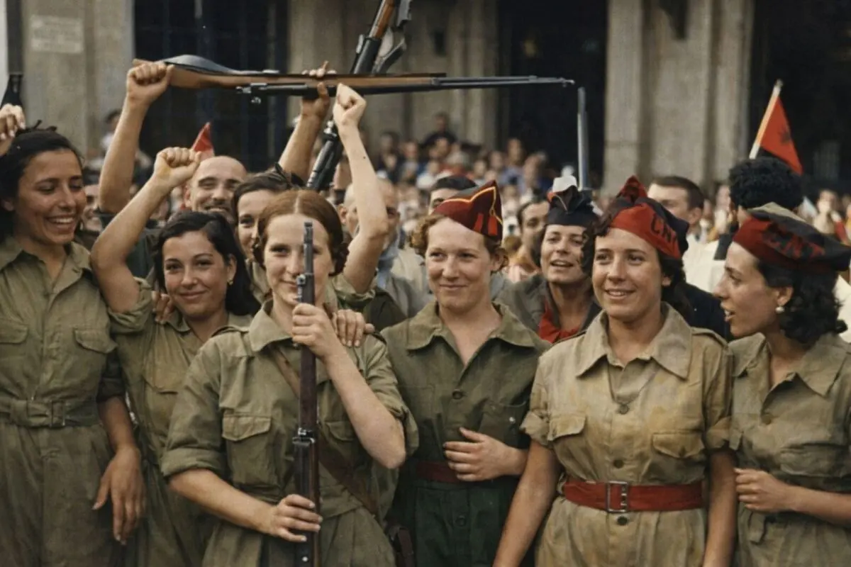 Grup de milicianes joves somrients amb uniformes i fusells celebrant en una manifestació multitudinària durant un conflicte bèl·lic històric.