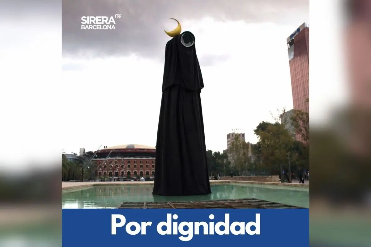 Cartell polític a Barcelona amb una escultura alta coberta per una tela negra i una lluna daurada a la part superior sobre un estany i el text Per dignitat en una franja blava