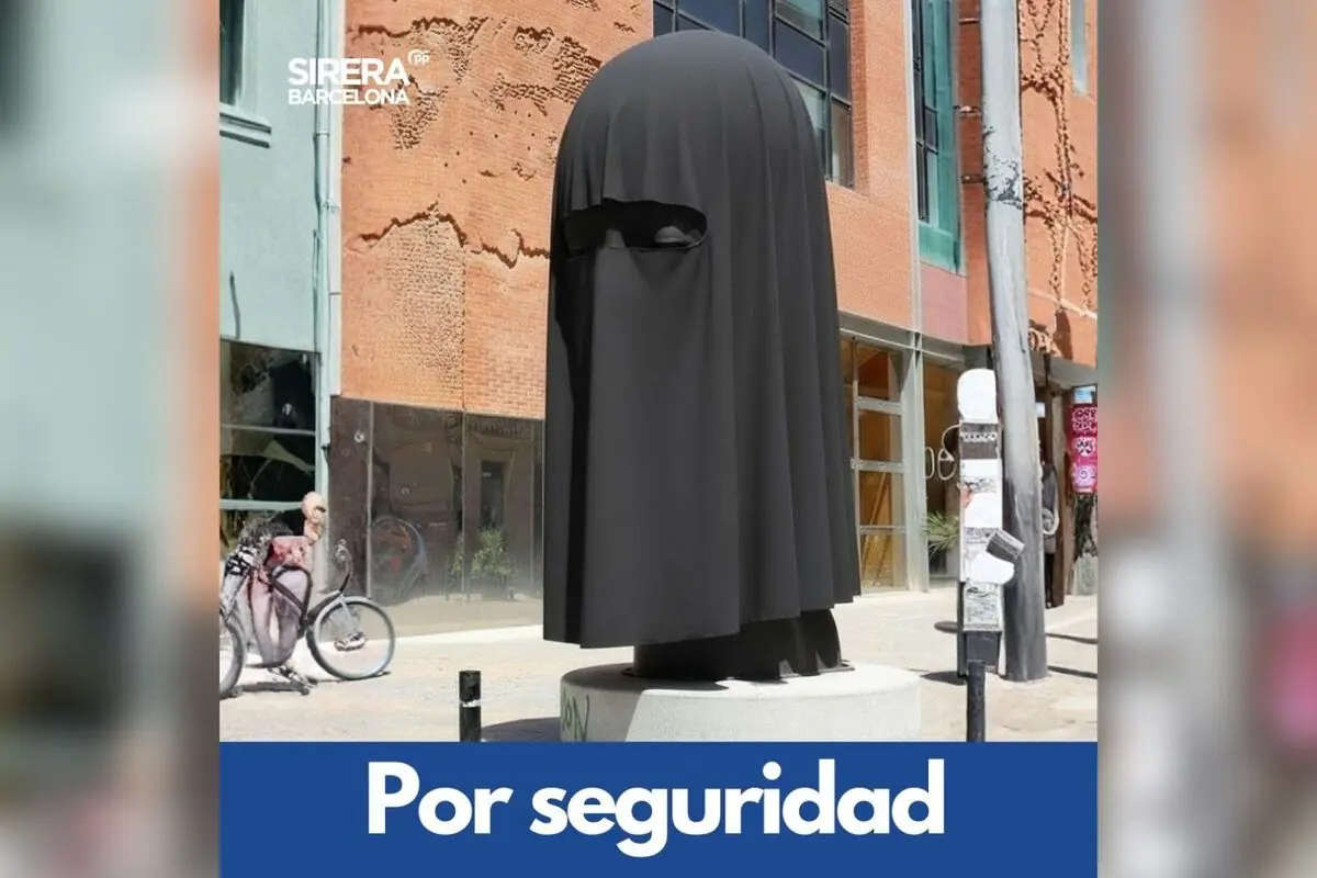 Cartell polític en un carrer de Barcelona amb una figura coberta per un vel negre que només deixa veure els ulls i el text per seguretat a la part inferior