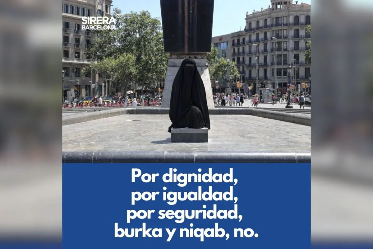 Cartell polític en una plaça de Barcelona amb una figura coberta amb un vel negre i el text Per dignitat per igualtat per seguretat burca i nicab no