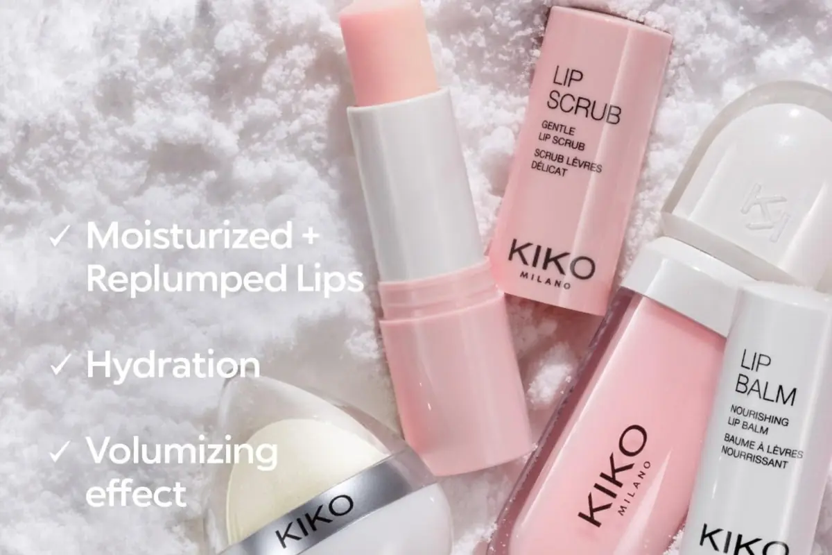 Productos labiales KIKO Milano en tonos rosa sobre fondo de polvo blanco con texto en inglés que destaca hidratación volumen y labios rellenos