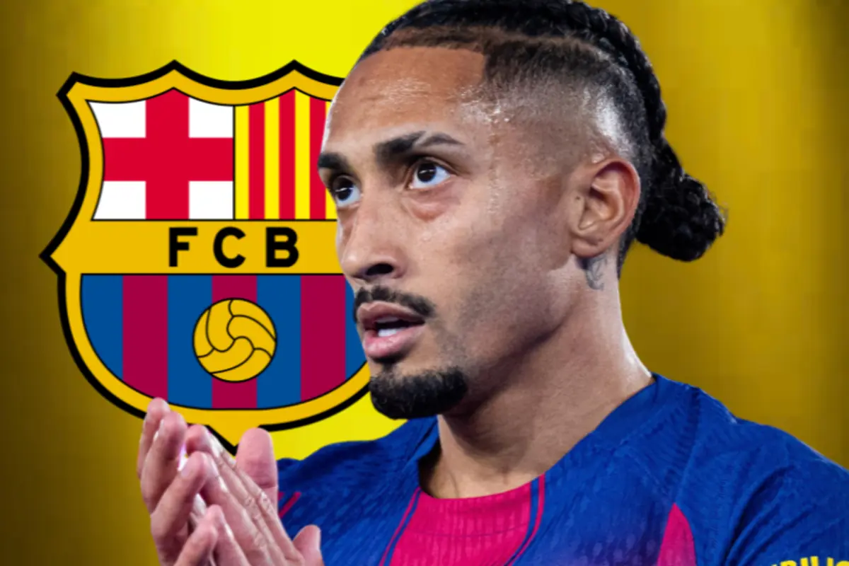 Futbolista del FC Barcelona en primer pla amb l’escut del club de fons