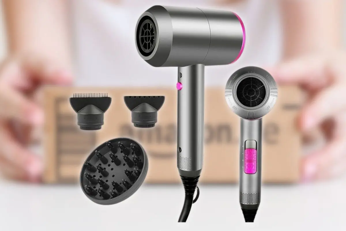 Secador de pelo moderno en color gris con detalles rosas y tres boquillas intercambiables frente a un paquete de envío desenfocado