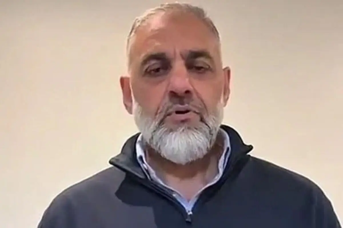 Home de mitjana edat amb barba encanosa i jersei fosc mirant a la càmera sobre un fons clar Home de mitjana edat amb barba encanosa i jersei fosc mirant a la càmera sobre un fons clar