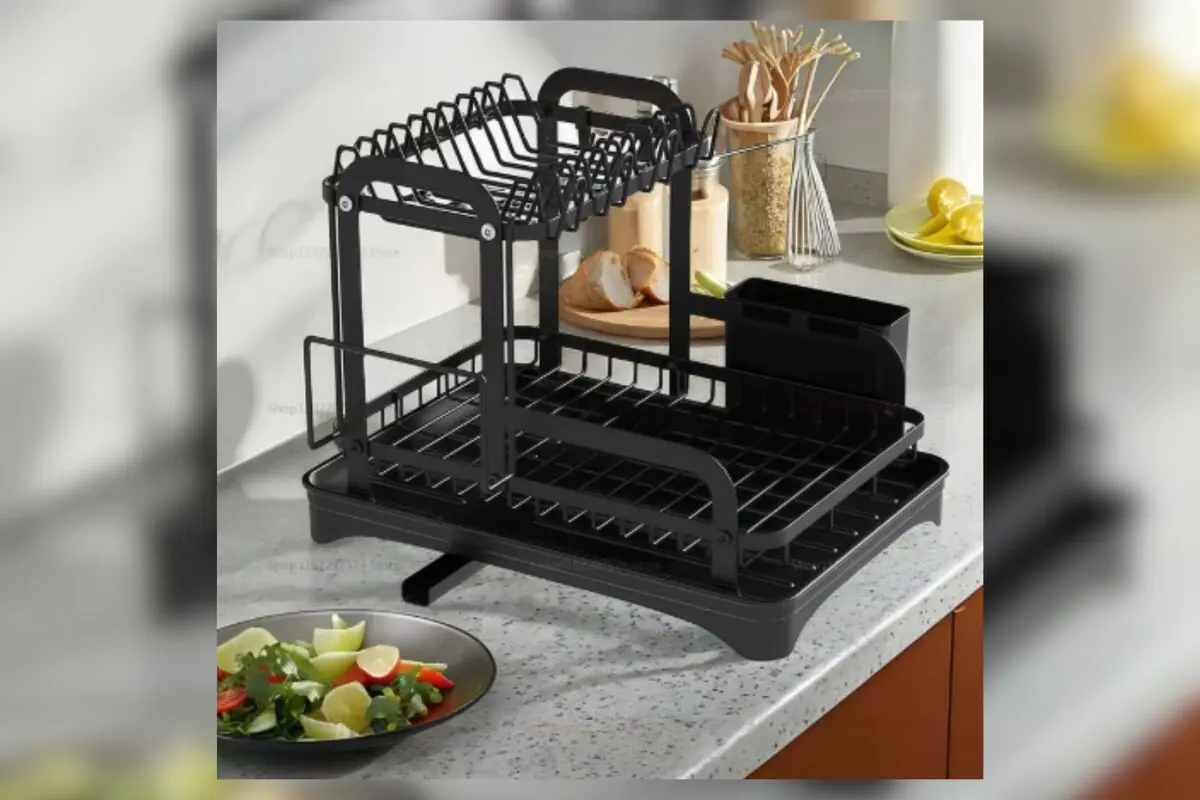 Escurridor de platos negro de dos niveles sobre encimera de cocina moderna con bandeja inferior y compartimento para cubiertos
