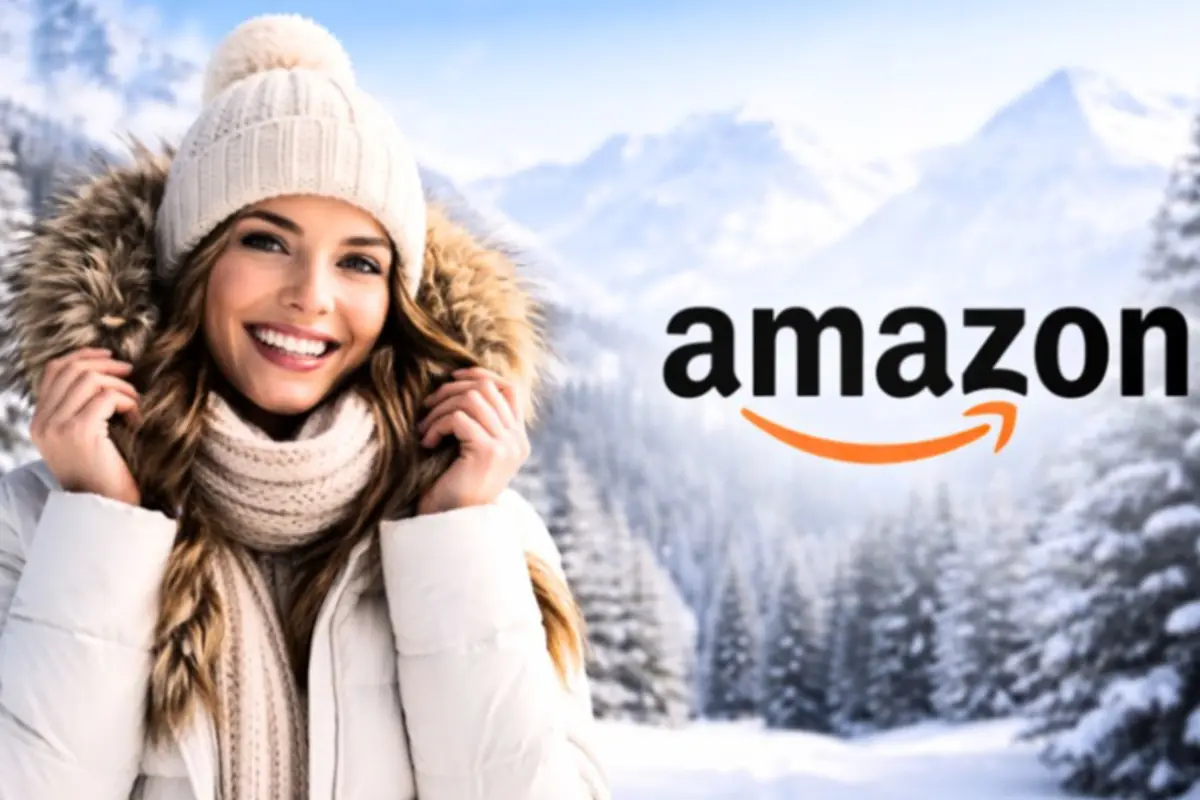 Mujer sonriente con abrigo y gorro de invierno frente a paisaje nevado junto al logo de Amazon
