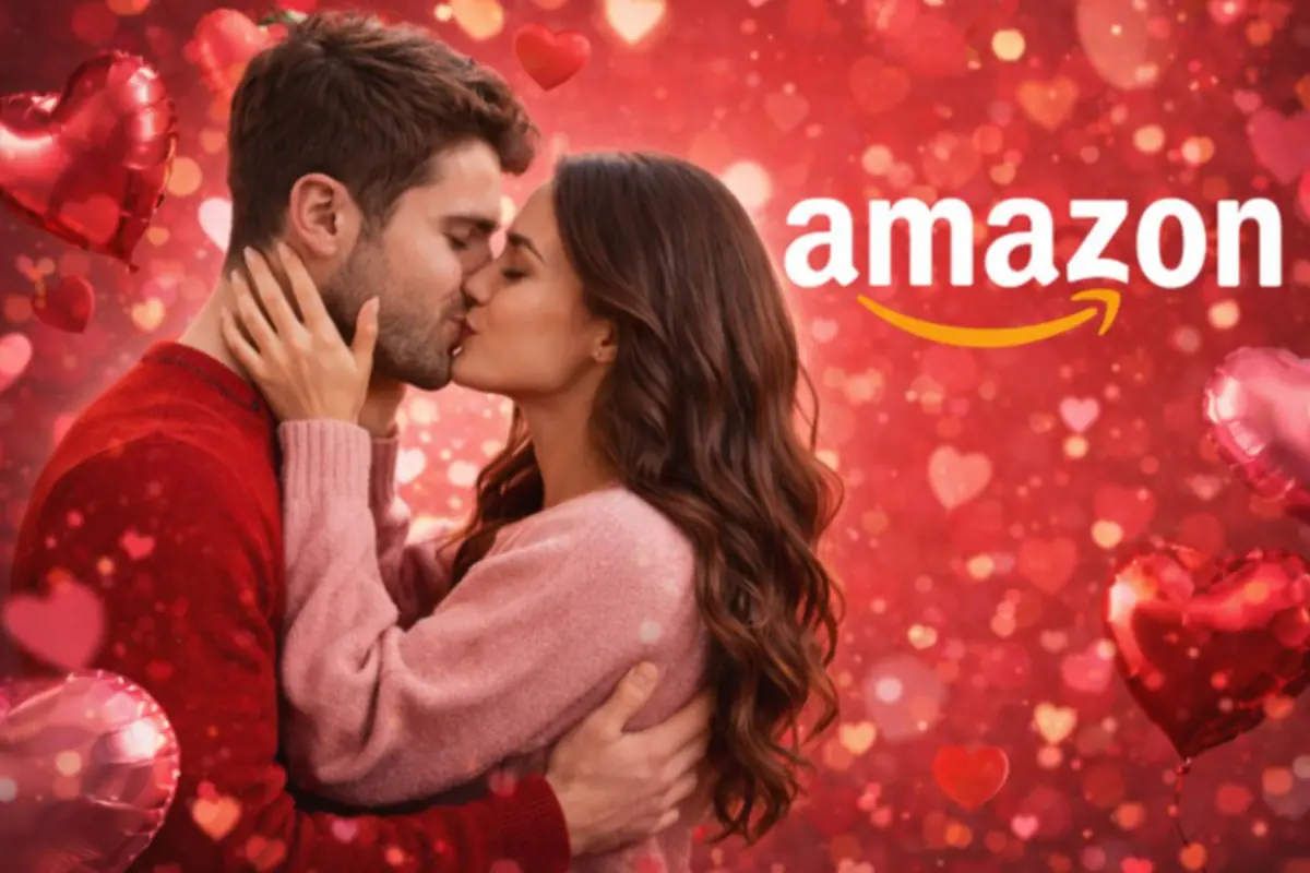 Pareja besándose rodeada de globos y corazones rojos con el logo de Amazon al fondo