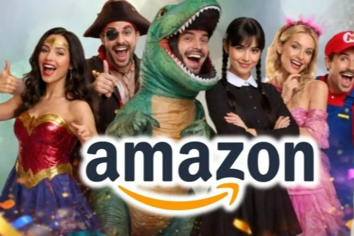 Personas disfrazadas de personajes de fantasía y videojuegos posan sonrientes detrás del logo de Amazon
