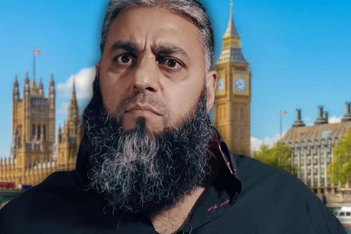 Primer pla d’un home amb barba llarga i canosa davant del Big Ben i el Palau de Westminster a Londres