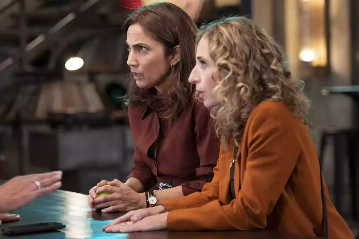 Captura de '4 estrellas' amb Silvia i Clara sorpreses mirant algú Captura de '4 estrellas' amb Silvia i Clara sorpreses mirant algú