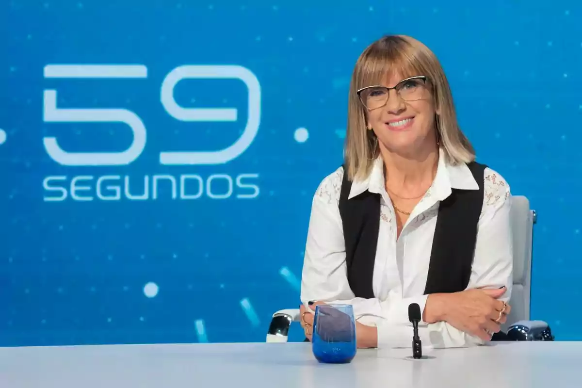 Gemma Nierga en un set amb el logo de 