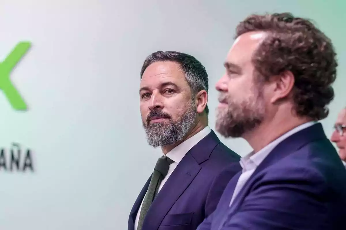 Pla mitjà de Santiago Abascal amb Iván Espinosa dels Monteros desenfocat, de perfil i situat davant seu