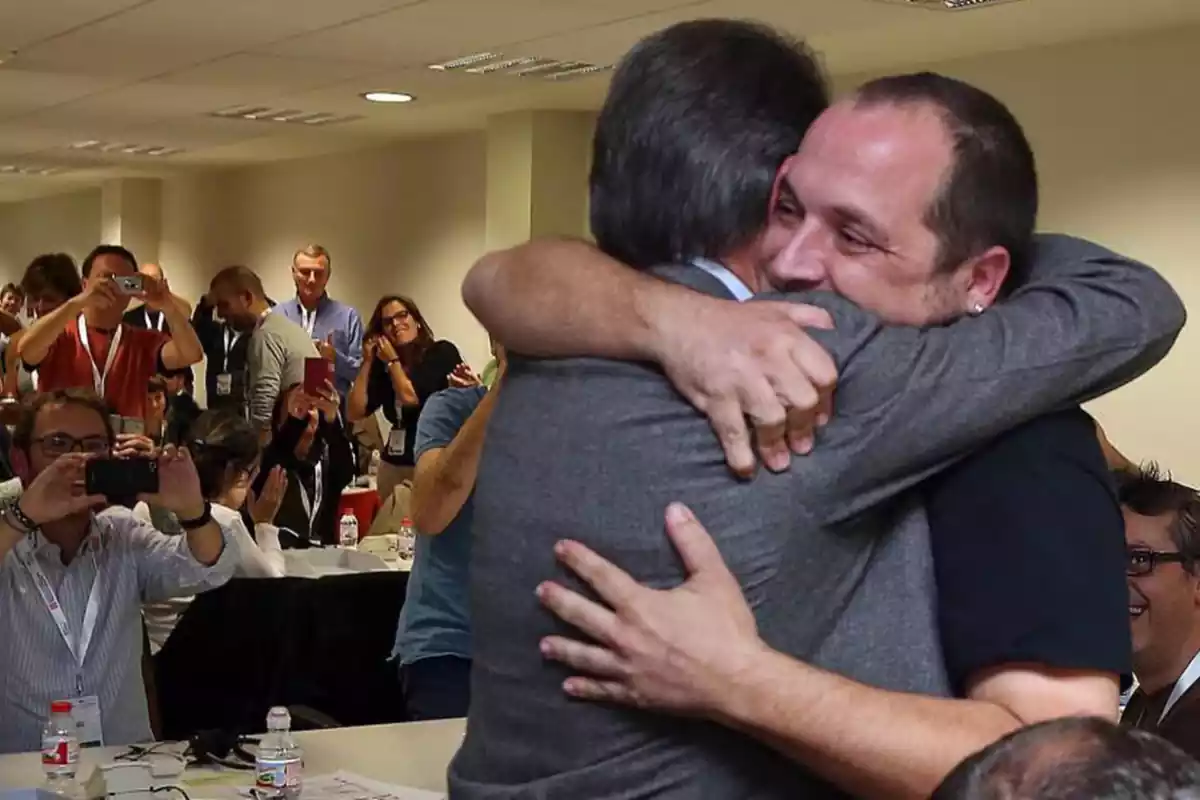 Abraçada entre Artur Mas i David Fernández davant dels mitjans el 2014