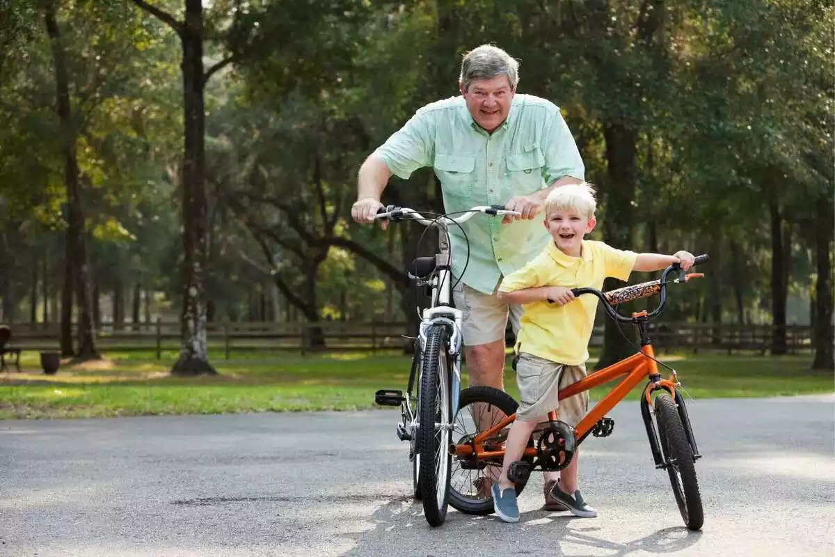 Un nen amb un home gran feliços amb les seves bicicletes