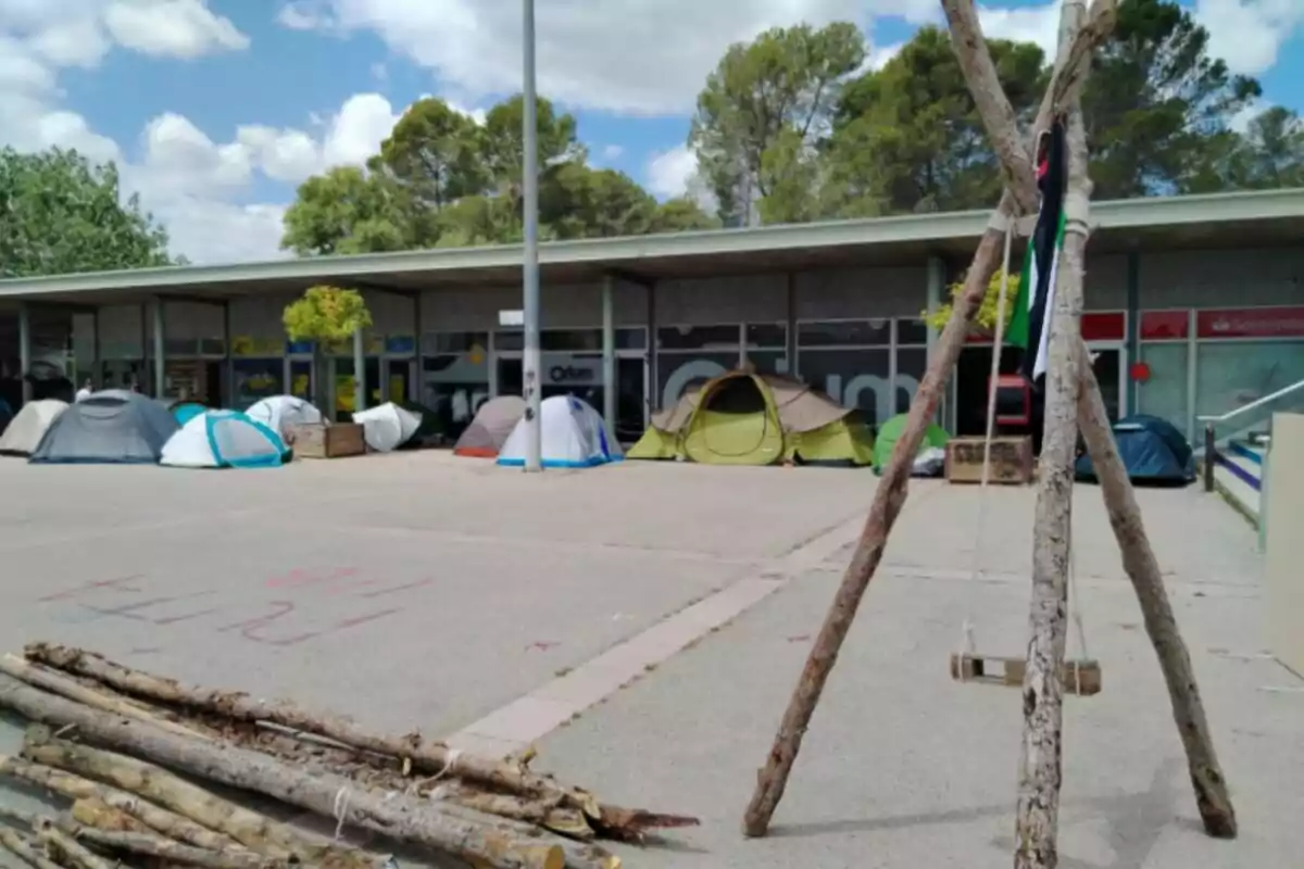 Tendes de campanya al campus de la UAB de Bellaterra