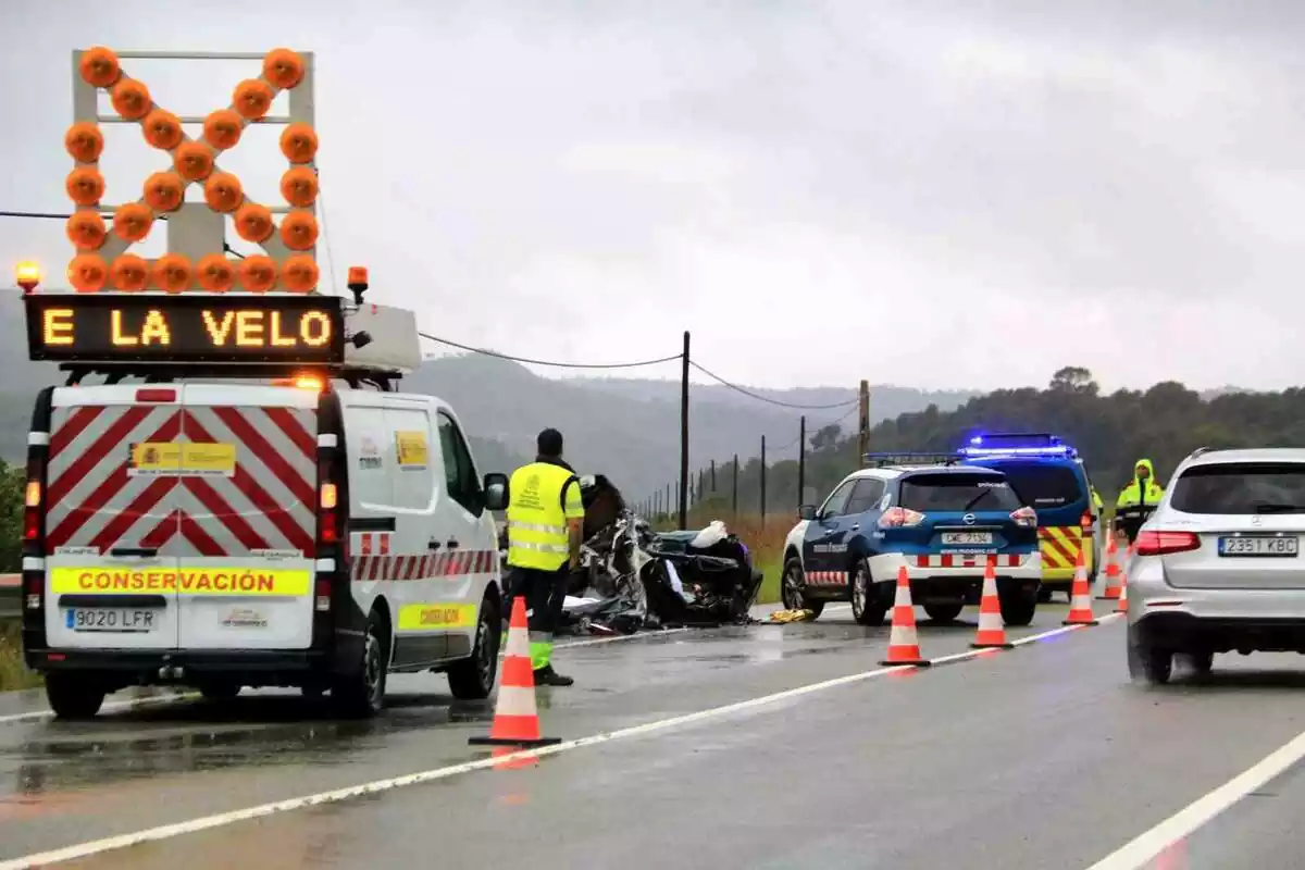 Imatge d'un accident a una carretera catalana on apareix un vehicle de Mossos i un del SEM