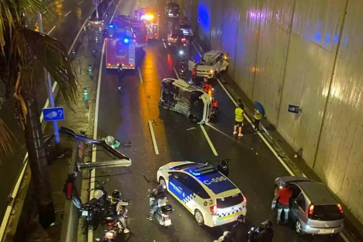 Imatge de l'accident que ha tingut lloc aquest matí de dilluns a la Ronda de Dalt a Barcelona