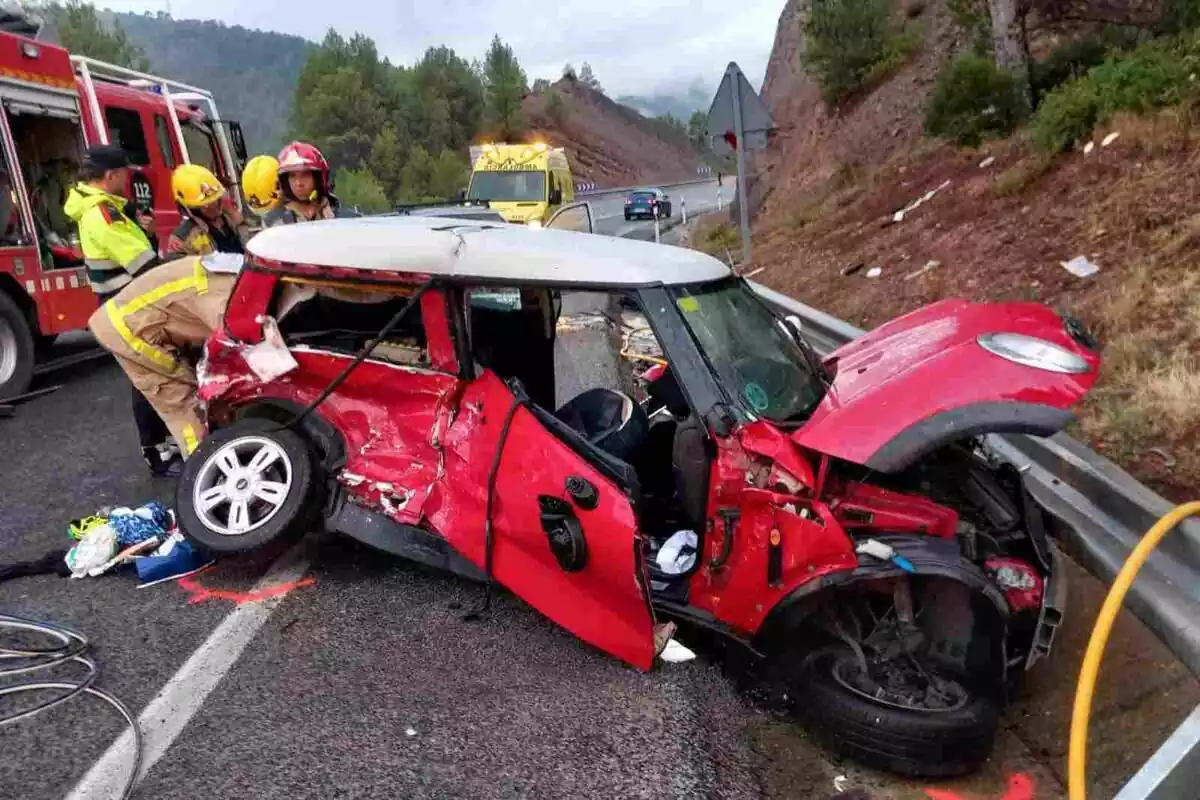 Imatge d'un dels cotxes accidentats a la C-55 a la comarca del Bages