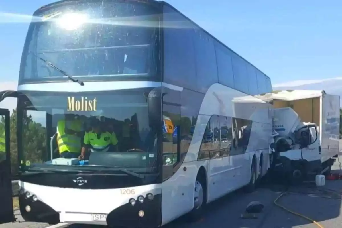 Accident entre un autobús i un camió, amb els Mossos d'Esquadra dins