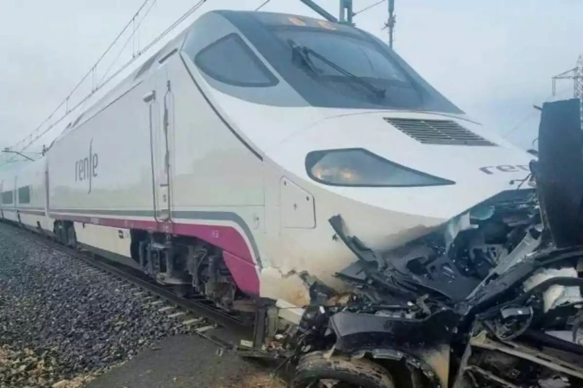 Un tren d'alta velocitat de Renfe amb la part frontal malmesa després d'un accident a les vies.