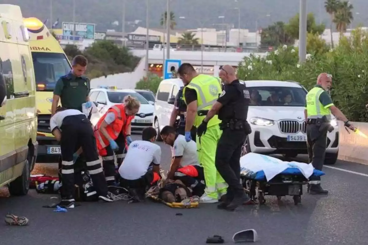 Sanitaris atenent la víctima d'un atropellament mortal a Eivissa