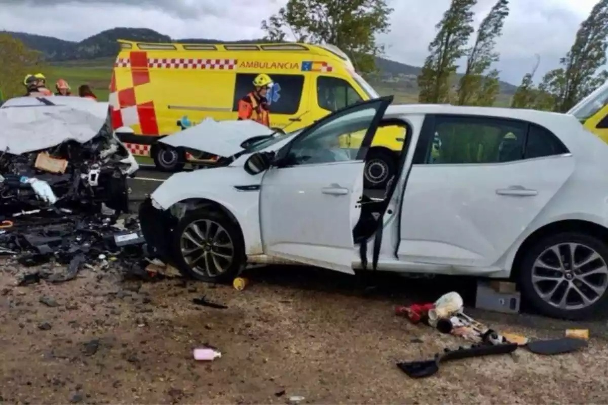 Imatge d'un accident amb cotxes i al fons una ambulància