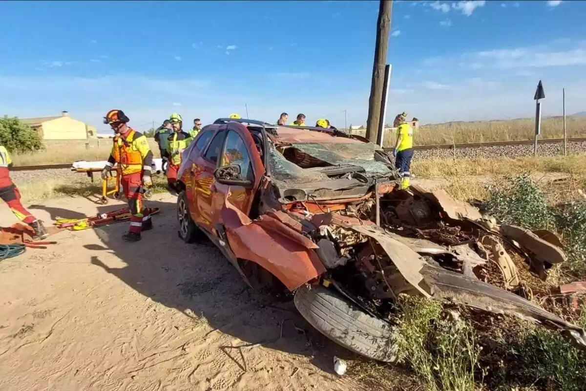 Cotxe accidentat després de ser atropellat per un cotxe