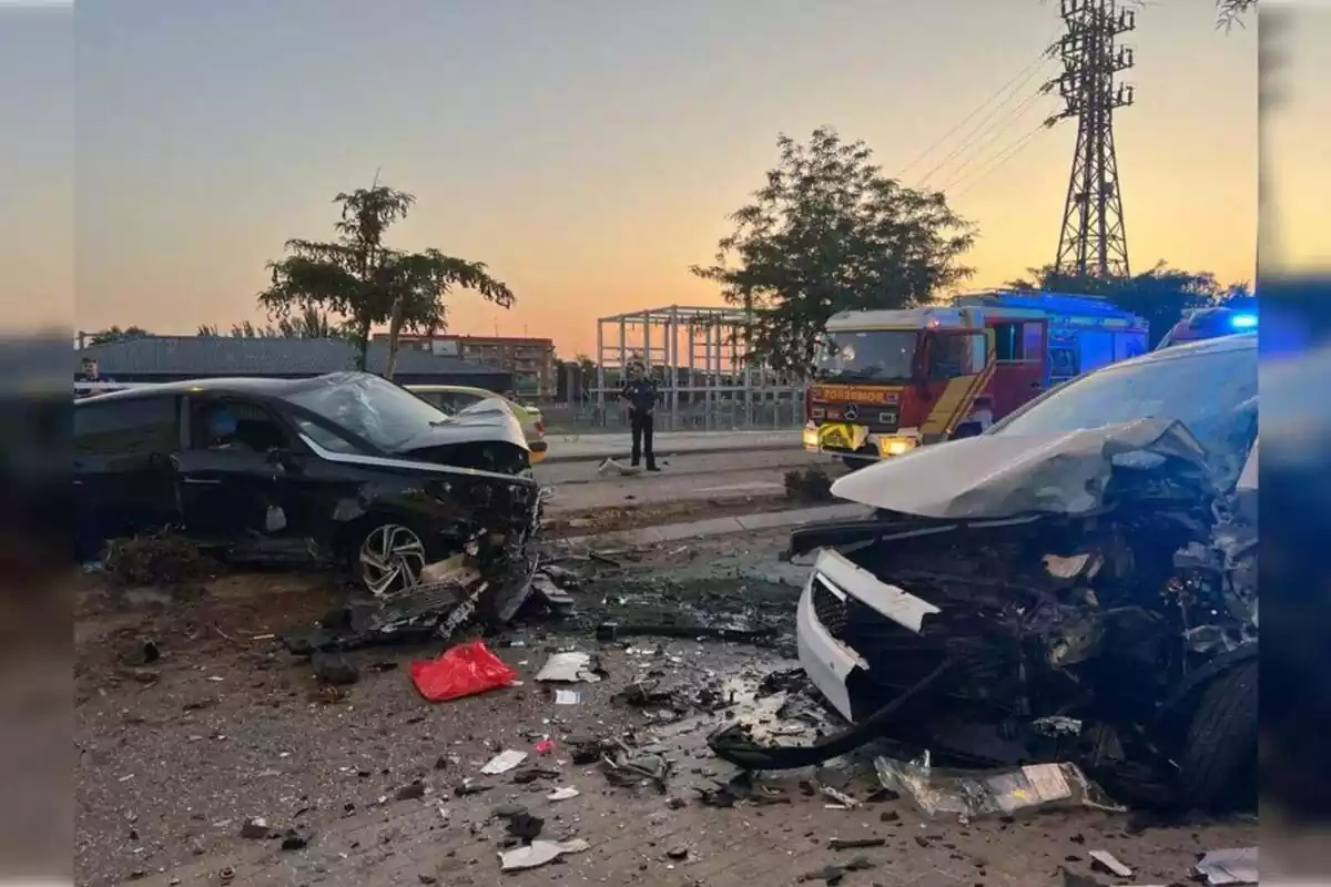 Accident entre dos cotxes i un camió de bombers