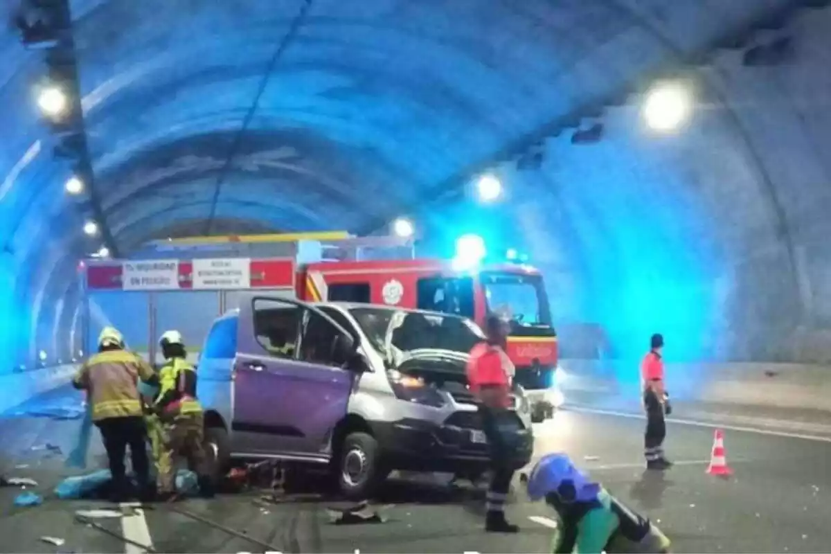 Imatge d'un accident en un túnel d'Errenteria amb la furgoneta accidentada i el camió dels bombers darrere