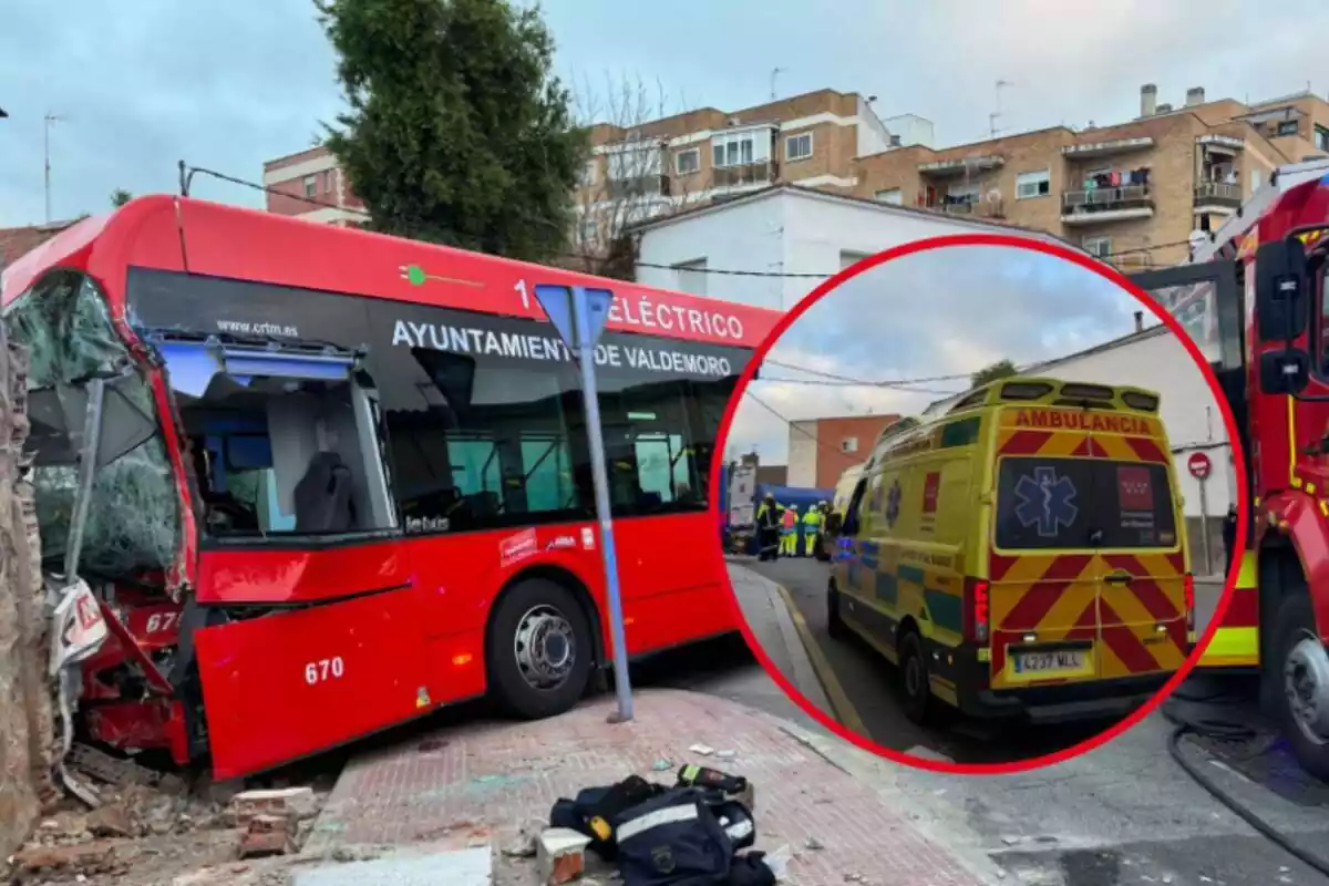 Muntatge amb un autobús accidentat i una ambulància