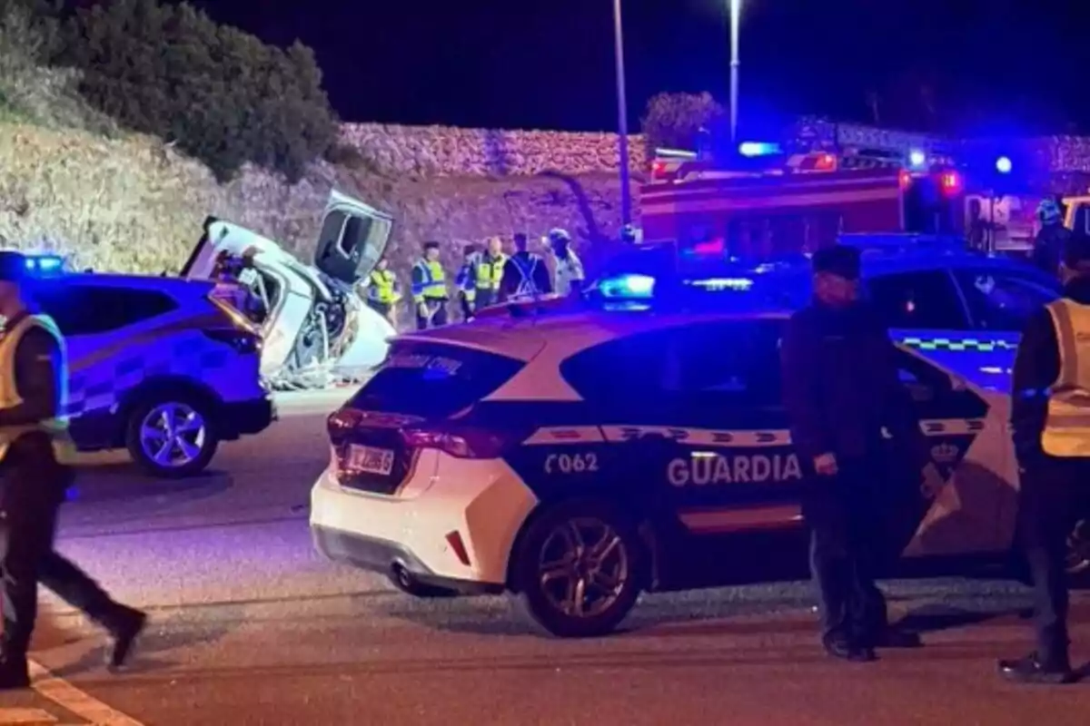 Un accident de trànsit nocturn amb presència de vehicles de la guàrdia civil i serveis d'emergència.