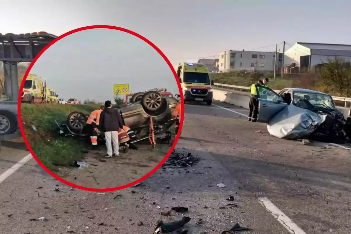 Accident de trànsit a una carretera amb un cotxe bolcat i un altre vehicle danyat, envoltats de personal d'emergència i ambulàncies.