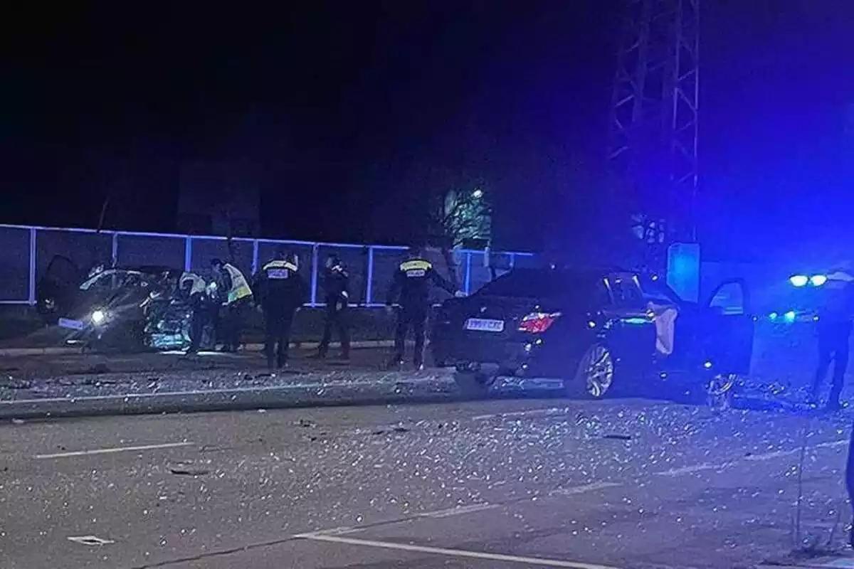 Dos cotxes accidentats amb vidres al cel i l'assistència de la Policia Local Dos cotxes accidentats amb vidres al cel i l'assistència de la Policia Local