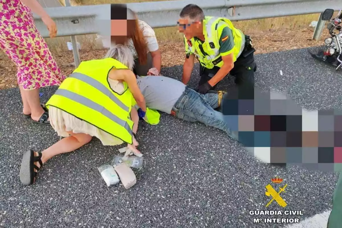 Accident de trànsit. La Guàrdia Civil atén un home amb la cama amputada