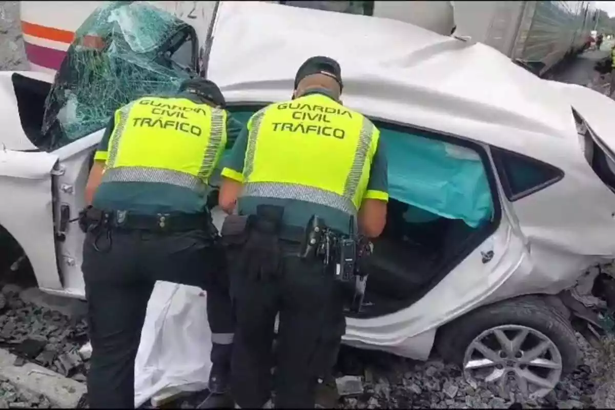 Guardia Civil en un accident d'un cotxe amb un tren