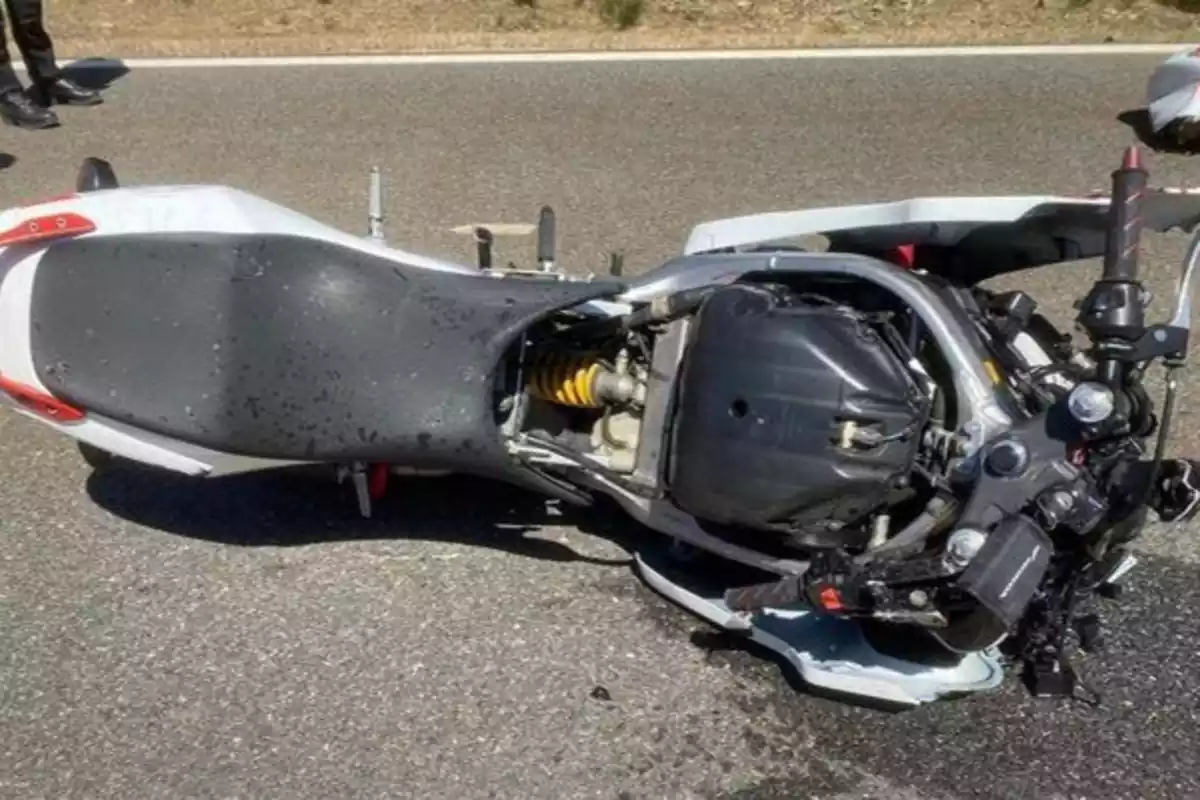 Moto destrossada després d'un accident