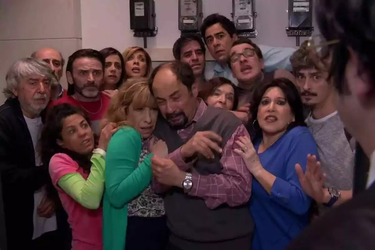 Actors i actrius de la sèrie de Telecinco 'La que se avecina' amb cara d'ensurt en una escena de la sèrie