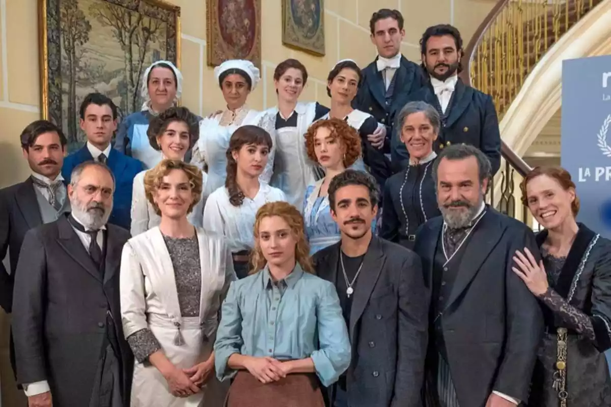 Imatge promocional de la sèrie 'La Promesa' de RTVE on apareixen tots els actors i actrius de l'elenc