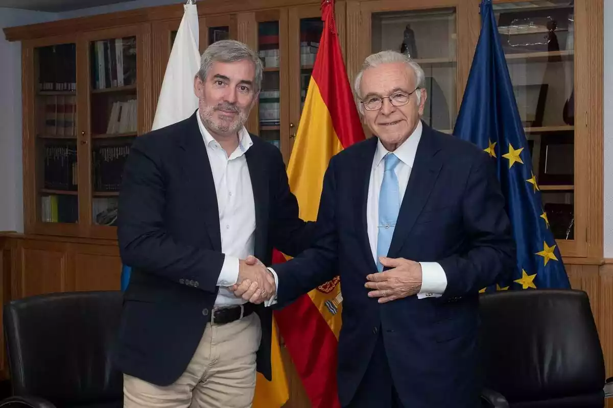 El president de les Canàries, Fernando Clavijo, i el president de la Fundació ”la Caixa”, Isidre Fainé, durant la signatura de l'acord marc entre les dues institucions, signat avui