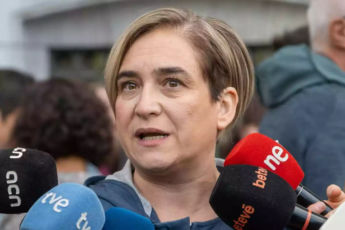 Primer pla d'Ada Colau parlant amb diversos micròfons de diferents mitjans de comunicació davant