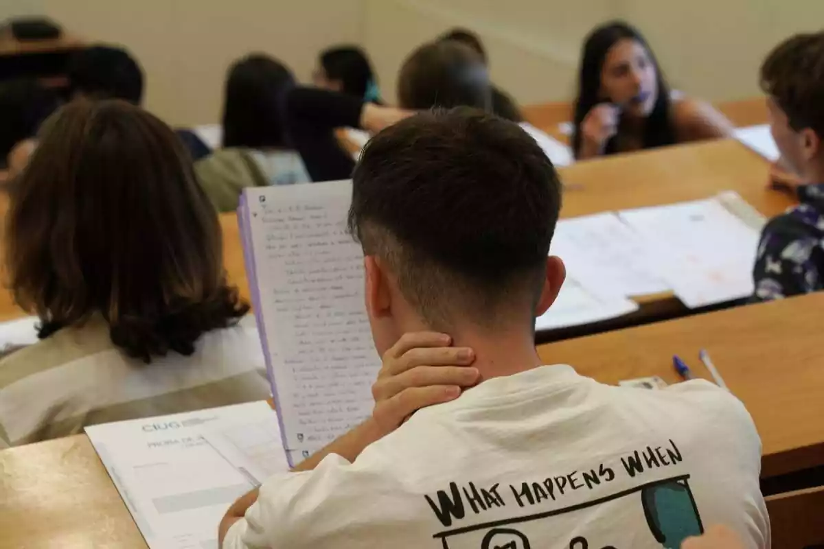 Un estudiant repassa abans de fer un dels exàmens de les proves d'accés a la universitat 2023, a la facultat de Ciències de la Comunicació de la Universitat de Santiago de Compostela