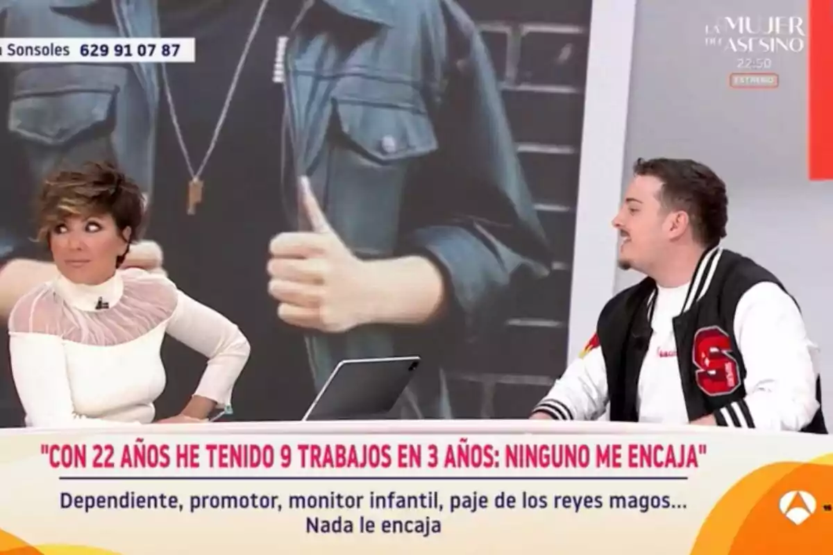 Sonsoles Ónega i el seu convidat, Adrià, conversen a 'Y ahora Sonsoles' amb un text en pantalla que menciona l'experiència laboral variada d'una persona jove. Sonsoles Ónega i el seu convidat, Adrià, conversen a 'Y ahora Sonsoles' amb un text en pantalla que menciona l'experiència laboral variada d'una persona jove.