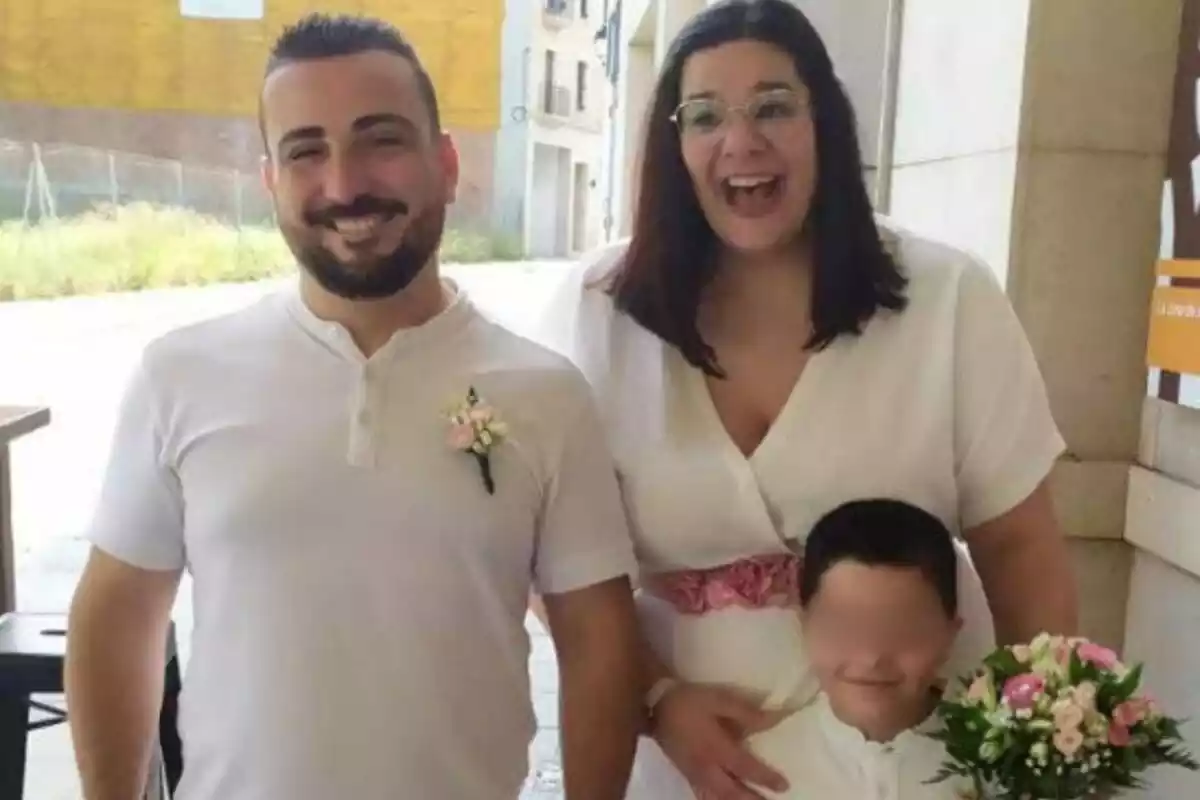 Adrián amb Sofia i el nen, al casament