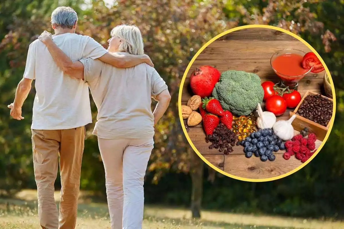 Dues persones caminant d'esquena per un bosc i una imatge superposada de diversos aliments com ara baies, fruita i verdures