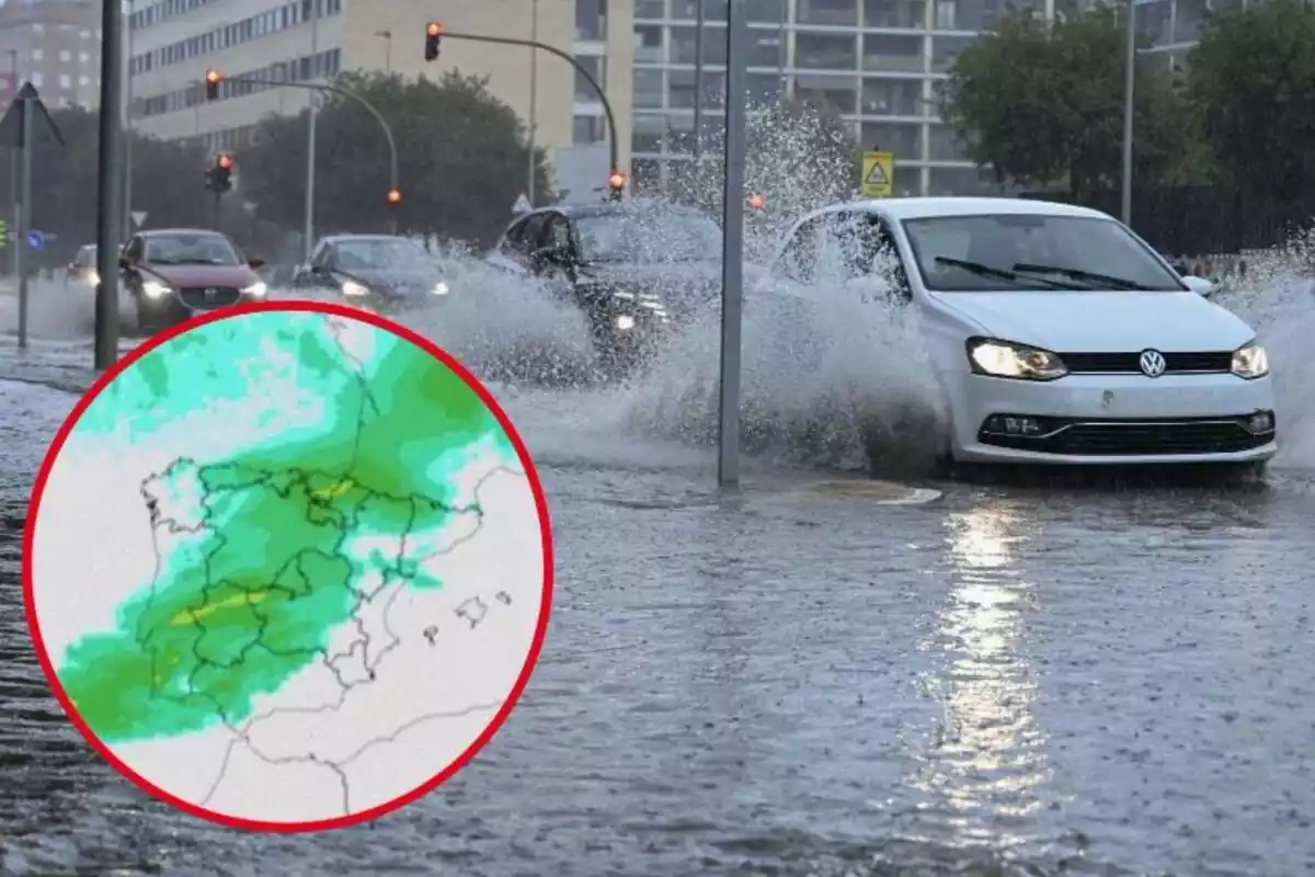 Imatge de fons de diversos cotxes circulant per una ciutat amb molta aigua a la carretera i un mapa d´acumulació d´aigua de l´AEMET