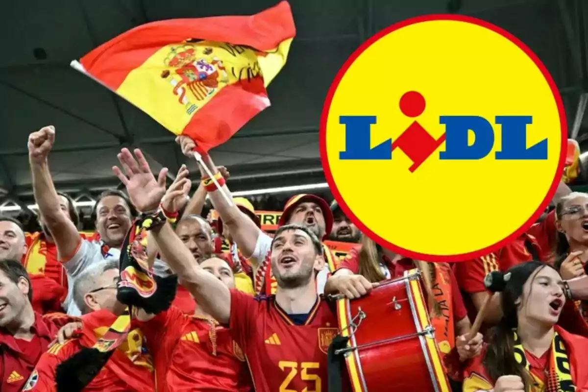 Aficionats amb samarretes vermelles i una bandera d'Espanya celebrant, amb un logotip de Lidl superposat.
