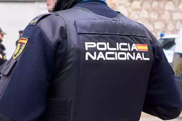 Un agent de Policia Nacional d'esquena