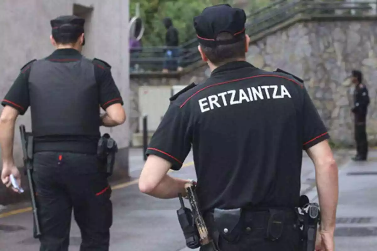 Dos agents de la policía autonòmica del País Basc, la Ertzaintza, d'esquenes