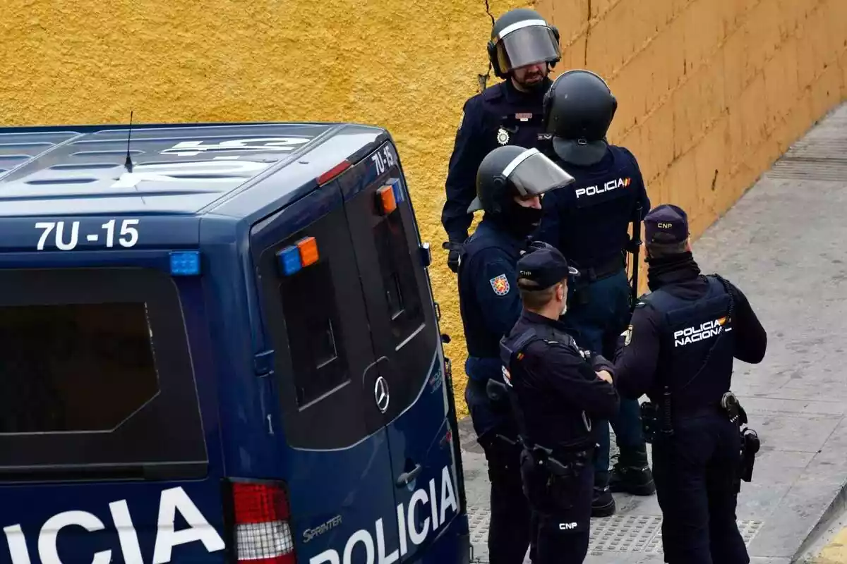 Agents de Policia Nacional als voltants d'un habitatge semiabandonat