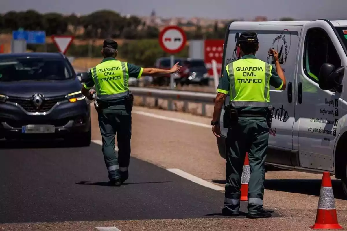 Dos agents de la Guàrdia Civil de Trànsit duent a terme un control a la carretera